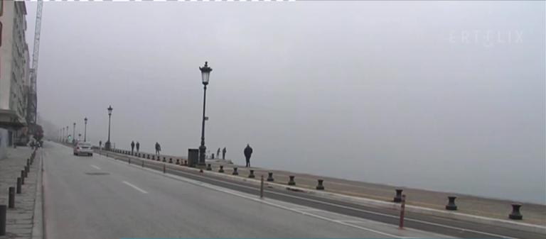 Θεσσαλονίκη: Ομίχλη, κίνηση στους δρόμους και περίπατος στην παραλία (video)