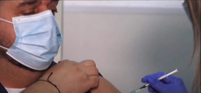 Οι πρώτοι εμβολιασμοί γιατρών και νοσηλευτών στη Θεσσαλονίκη (video)
