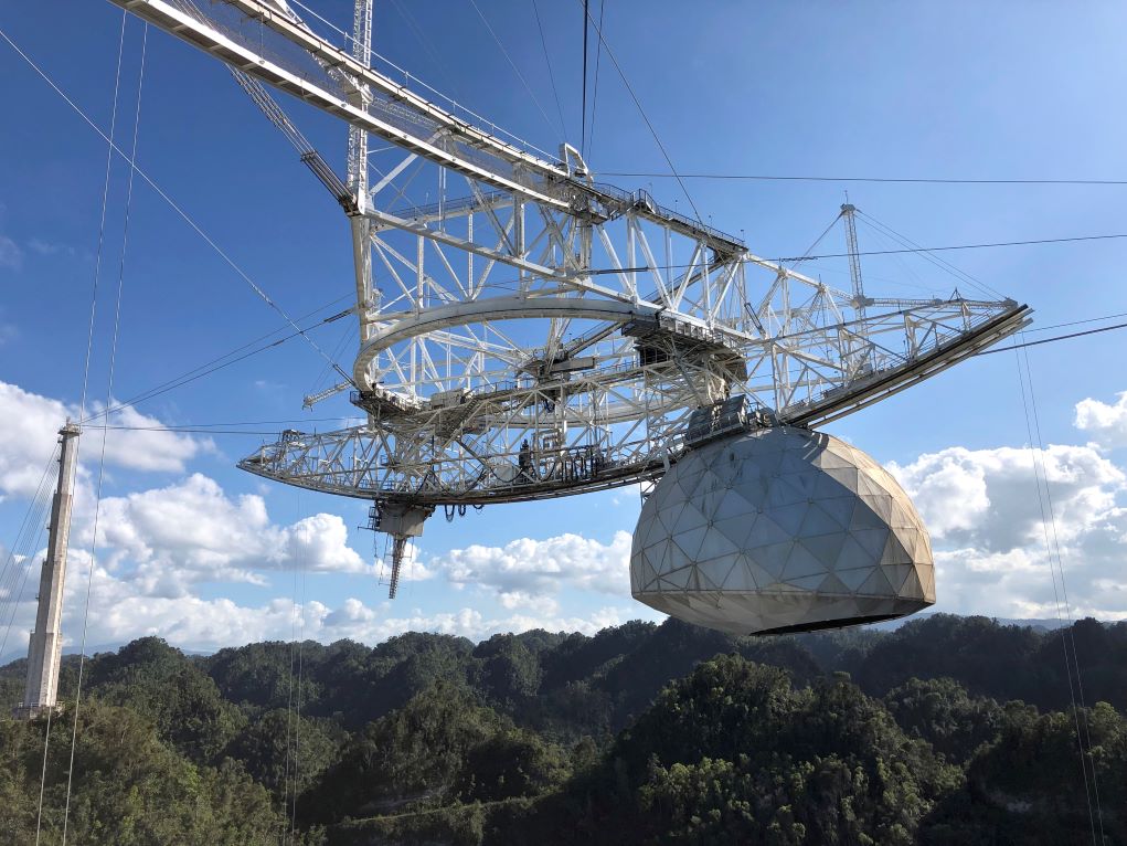 Η στιγμή που καταρρέει το γιγάντιο τηλεσκόπιο στο Πουέρτο Ρίκο (βίντεο)