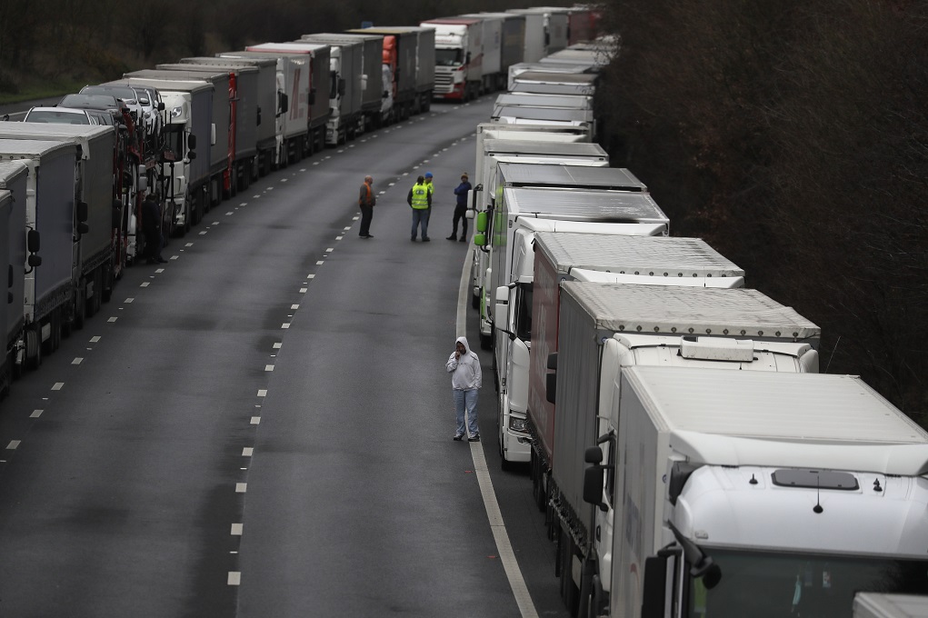 Αγωνία στη Βρετανία: Ουρές φορτηγών στο Ντόβερ – Αδειάζουν τα ράφια (video)