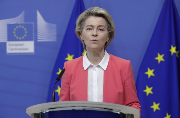 Κομισιόν: Κανένα κράτος – μέλος δεν επιτρέπεται να διαπραγματεύεται παράλληλα για τα εμβόλια