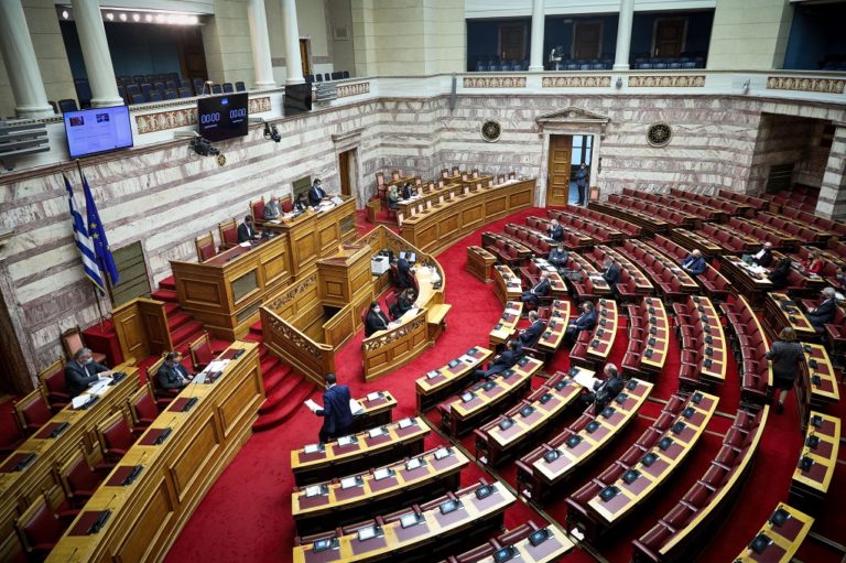 Βουλή: Ψηφίστηκε το πολυνομοσχέδιο του υπ. Υγείας για την αντιμετώπιση της Covid-19