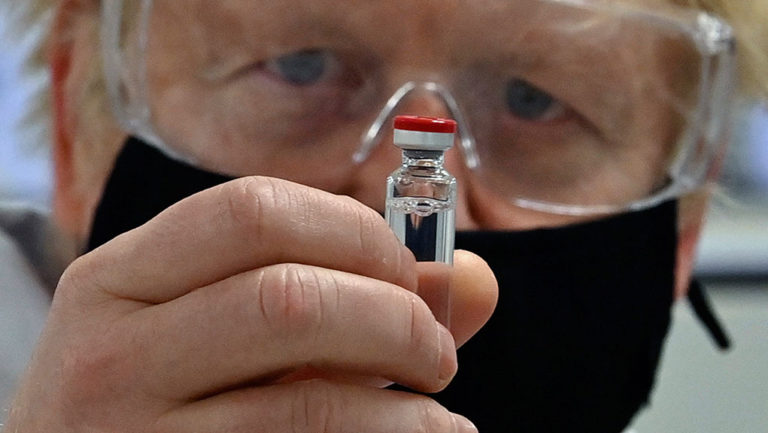 Η Βρετανία ενέκρινε το εμβόλιο της AstraZeneca