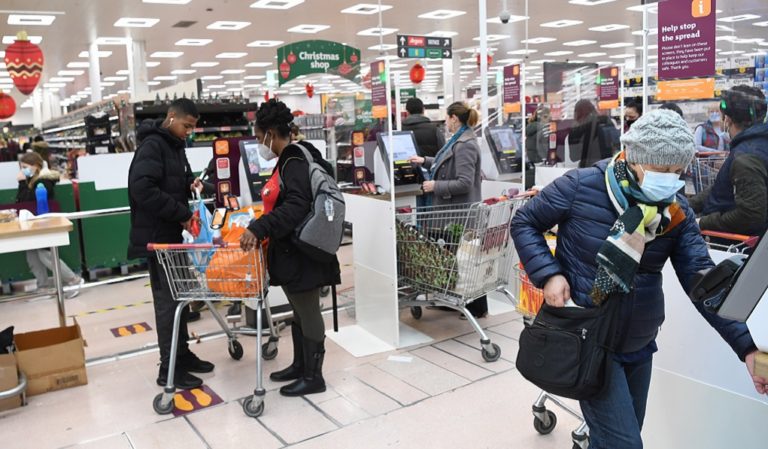 Αρνητικό ρεκόρ με 39.237 νέα κρούσματα στη Βρετανία