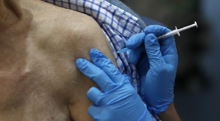 Αρχίζουν αύριο οι εμβολιασμοί για τους άνω των 85 ετών –  Τι λένε οι γιατροί
