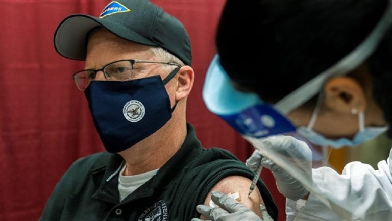 Εμβολιάστηκε μπροστά στην κάμερα ο Αμερικανός υπουργός Άμυνας