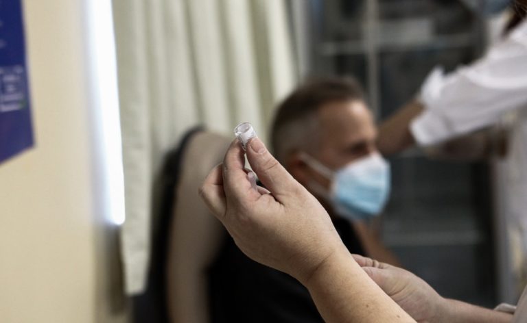 Ξεκίνησαν οι εμβολιασμοί σε Θεσσαλονίκη, Πάτρα, Λάρισα, Ιωάννινα