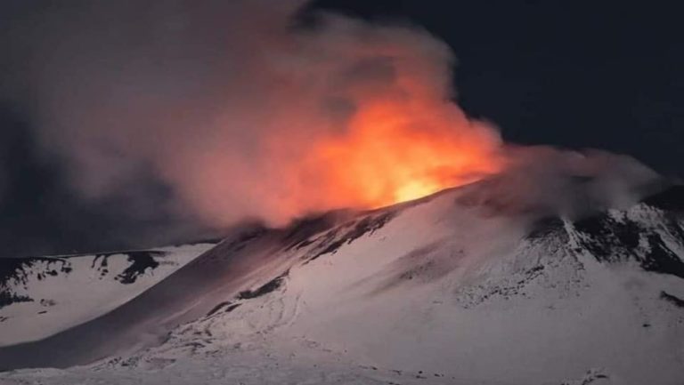 «Ξύπνησε» το ηφαίστειο της Αίτνας στην Ιταλία με λάβα ύψους 100 μέτρων (Video)