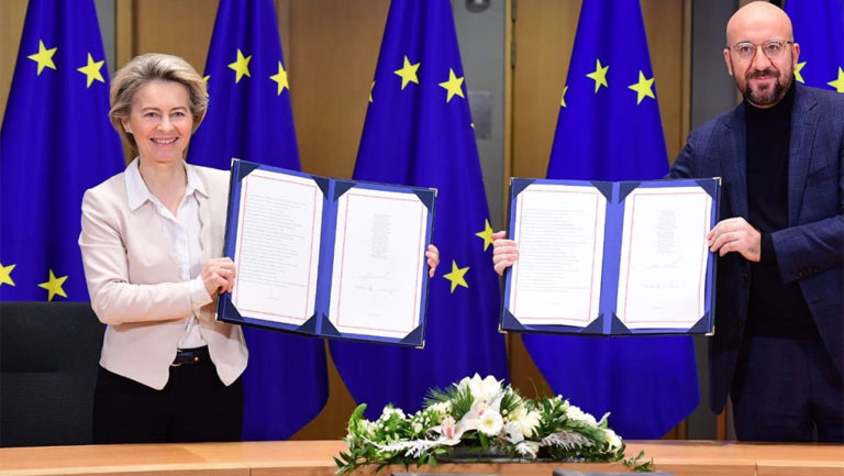 Μισέλ και Φον Ντερ Λάιεν υπέγραψαν τη συμφωνία εμπορίου και συνεργασίας ΕΕ και Βρετανίας
