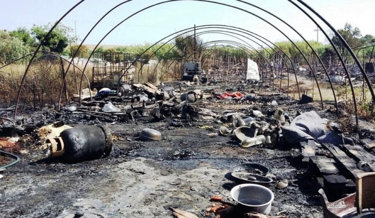 Ηλεία: Φωτιά σε παραπήγματα εργατών γης – Τραυματίστηκε πυροσβέστης