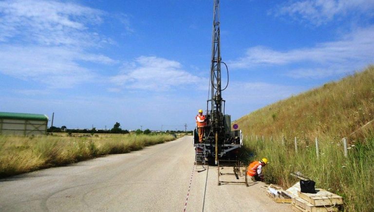 Γεωτεχνικές έρευνες στο δρόμο Σχίνο Κορινθίας – Αλεποχώρι