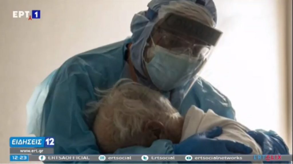 ΗΠΑ: Συγκινεί η φωτογραφία γιατρού που αγκαλιάζει ηλικιωμένο ασθενή με κορονοϊό