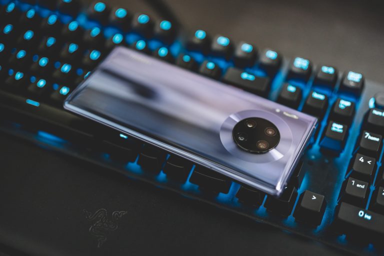 Πέρασμα στην εποχή 5G: Ολοκληρώθηκε η διαδικασία για τα δικαιώματα χρήσης από τις εταιρείες κινητής τηλεφωνίας