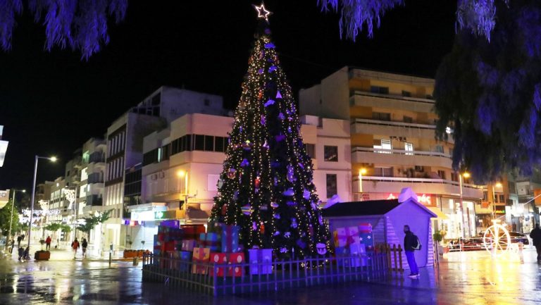 Ηράκλειο: Στολίστηκε και φωταγωγήθηκε για τα Χριστούγεννα