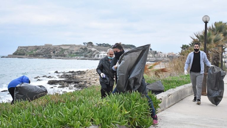 Εθελοντές καθάρισαν τη δυτική παραλία του Ρεθύμνου