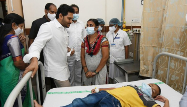 Ινδία: “Μυστηριώδης” ασθένεια στέλνει εκατοντάδες νοσούντες στο νοσοκομείο