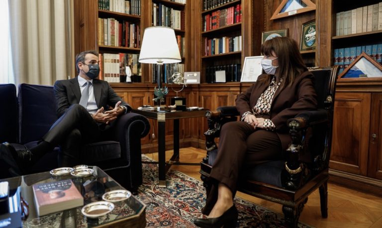 Κ. Μητσοτάκης – ΠτΔ: Μεγάλη πηγή αισιοδοξίας το εμβόλιο – Παρότρυνση για γιορτές σε στενό οικογενειακό κύκλο