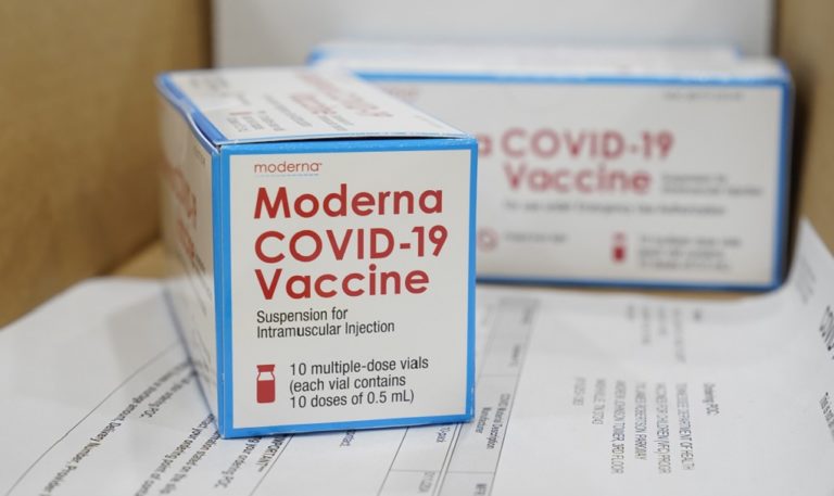 Η Moderna θέλει να αυξήσει κατά 50% το περιεχόμενο στα φιαλίδια των εμβολίων της