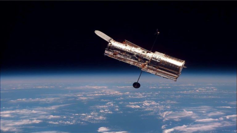 Η NASA  μοιράζεται 30 εντυπωσιακές λήψεις από γαλαξίες και αστέρες για τα γενέθλια του Hubble