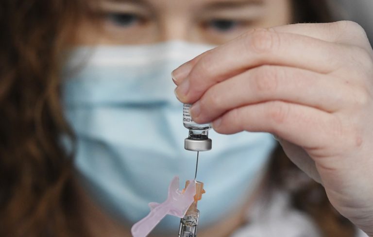 «Μάχη» ανακοινώσεων ΝΔ-ΣΥΡΙΖΑ για τον εμβολιασμό μέσω κοινωνικών δικτύων