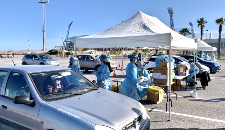 Ηράκλειο: Έλεγχοι με rapid test μέσα από αυτοκίνητο σε 986 άτομα – ένα θετικό δείγμα (βίντεο)