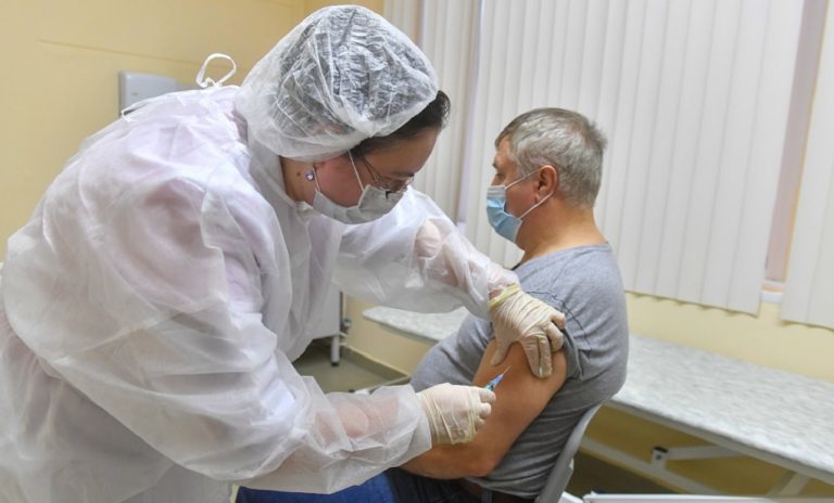 Ξεκίνησαν τα εμβόλια στη Ρωσία – Νέο αρνητικό ρεκόρ κρουσμάτων
