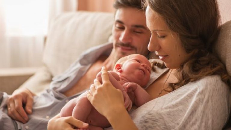 ΟΠΕΚΑ: Παρατείνεται έως τις 31 Δεκεμβρίου το επίδομα γέννησης σε νέους γονείς