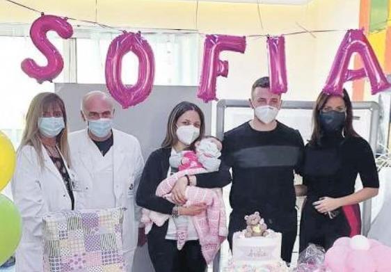 Η οικογένεια της μικρής Sofia και μέρος του ιατρικού επιτελείου (πηγή: nextquotidiano.it)