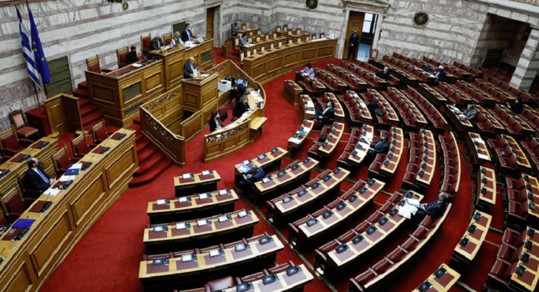 Στη Βουλή οι τροπολογίες για ψηφιακή κατάθεση πινακίδων και πλαφόν στις τιμές των rapid test