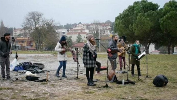 Θεσσαλονίκη: Έπαιξαν μουσική για τους ασθενείς covid του νοσοκομείου Παπανικολάου