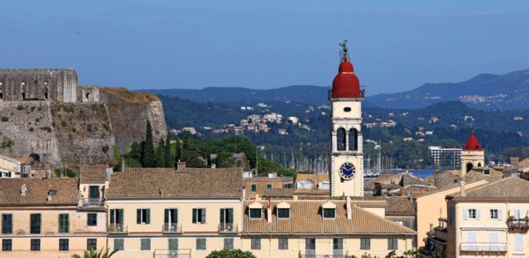 Κέρκυρα: “Αλάρμα” οι καμπάνες των εκκλησιών – Μεσίστιες οι σημαίες