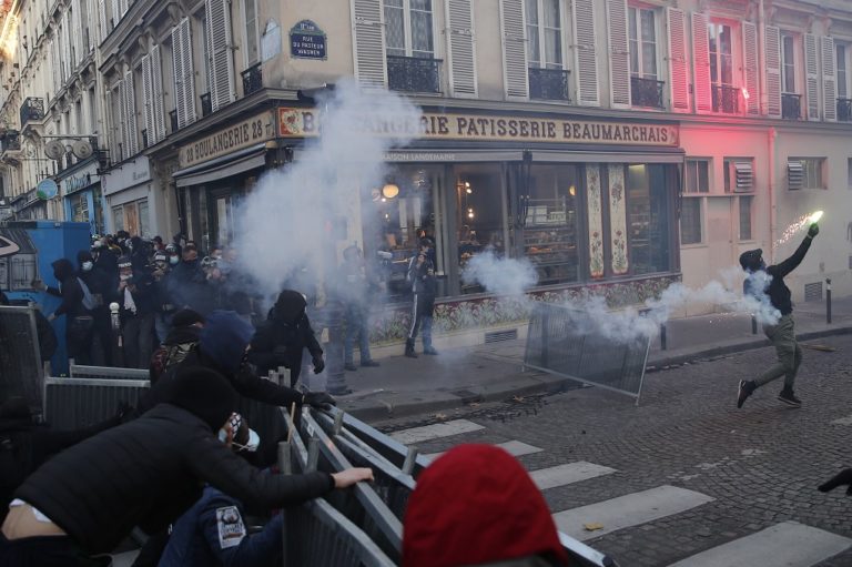Γαλλία: Κατευνάζει η κυβέρνηση με ελιγμό στο ν/σ για την αστυνομία