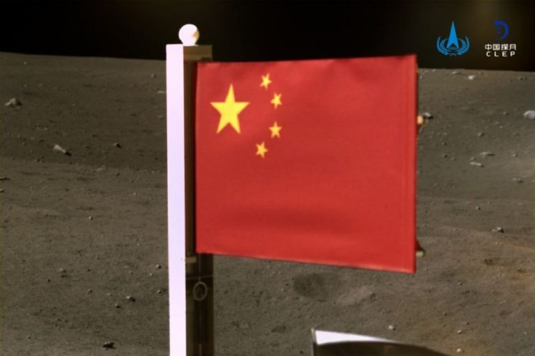 Η κινεζική, είναι η δεύτερη σημαία που “κυματίζει” στη Σελήνη