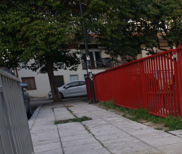 Εκριζώσεις πρέμνων σε δημόσιους χώρους της Κομοτηνής