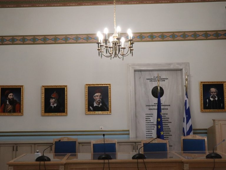 Ανάρτηση πινάκων ηρώων του 1821 στο κεντρικό κτίριο της Περιφέρειας Πελοποννήσου