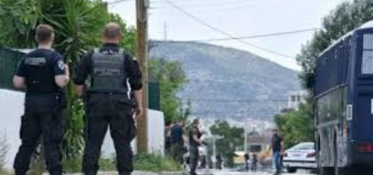 Βόλος: Έβλεπαν ποδόσφαιρο σε καφενείο – Μια σύλληψη και 15 πρόστιμα
