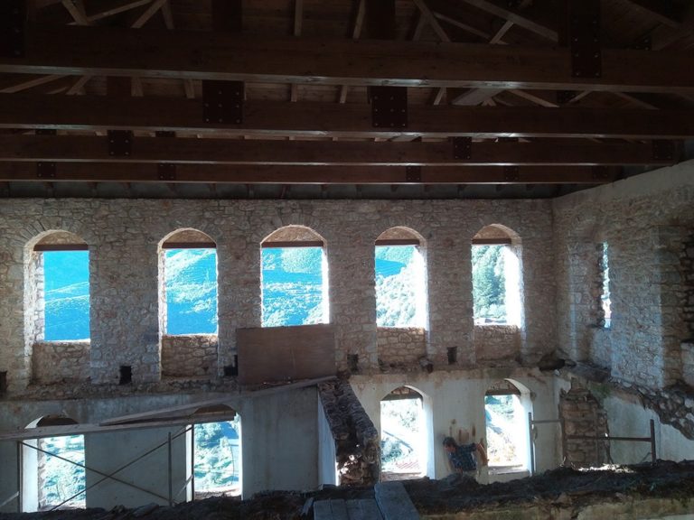 Έτοιμη η στέγη στο αρχοντικό Δημητρακόπουλου στην Καρύταινα