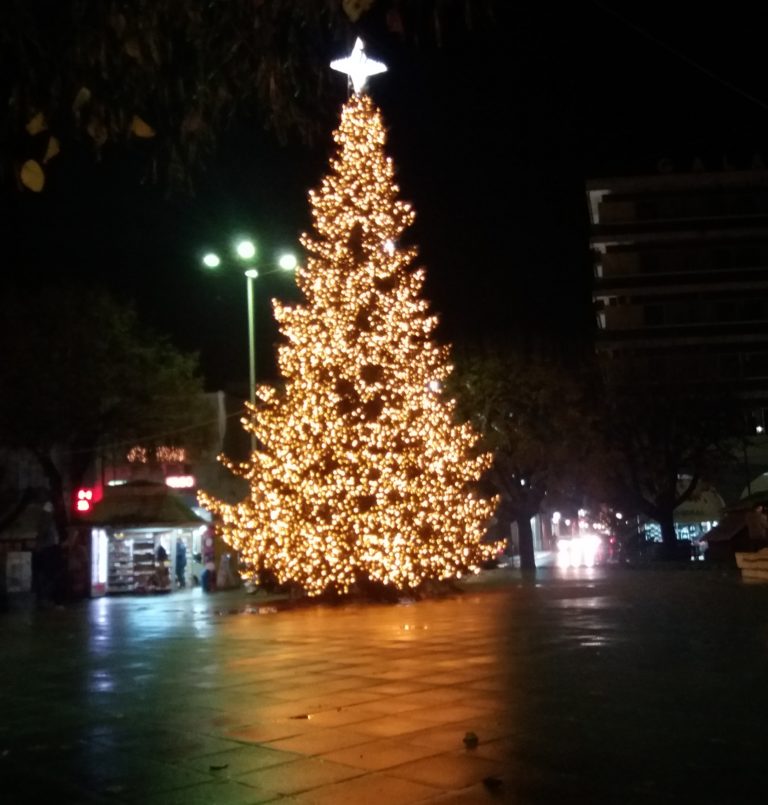 Άναψε το δέντρο της κεντρικής πλατείας της Τρίπολης