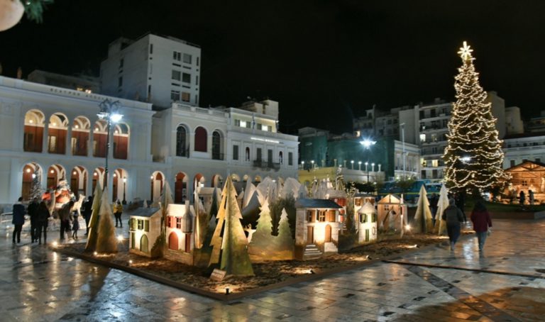 Φωτίστηκε το Χριστουγεννιάτικο χωριό στην πλατεία Γεωργίου στην Πάτρα (φωτορεπορτάζ)