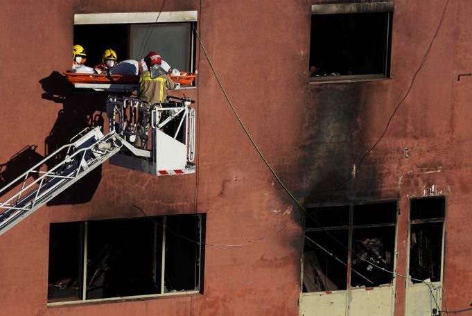 Mία νεκρή και 18 τραυματίες από πυρκαγιά σε οίκο ευγηρίας στην Ισπανία