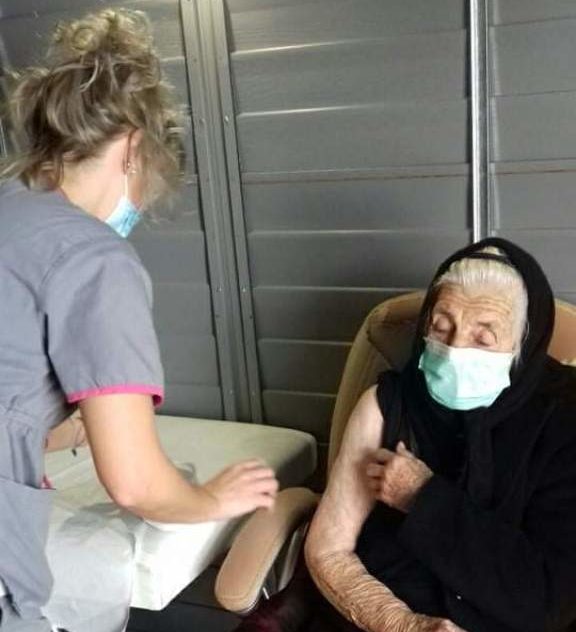 Λακωνία: Εμβολιάστηκε η 100χρονη Ελένη Καλαπόθου – “‘Ολοι πρέπει να κάνουμε το εμβόλιο”