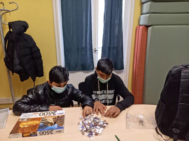 Θεσσαλονίκη: Στον δρόμο, σε συνθήκες παγετού, εντοπίστηκαν δύο 13χρονα προσφυγόπουλα