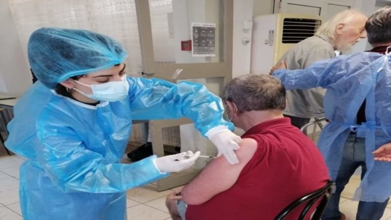 Εμβολιάστηκαν φιλοξενούμενοι και προσωπικό στο Δημοτικό Γηροκομείο Λάρισας (εικόνες)