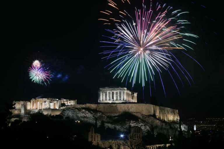 Ένα διαφορετικό καλωσόρισμα για το νέο έτος – Πώς γιόρτασε η Ελλάδα (video)