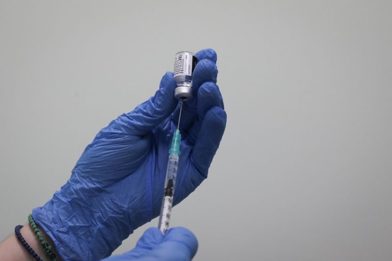 Ταυτόχρονοι εμβολιασμοί στα νησιά κάτω των 1000 κατοίκων – “Ούτε μια δόση χαμένη”