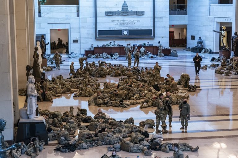 Ξεκίνησε η συνεδρίαση για την παραπομπή Τραμπ – Εικόνες με την Εθνοφρουρά στο Καπιτώλιο