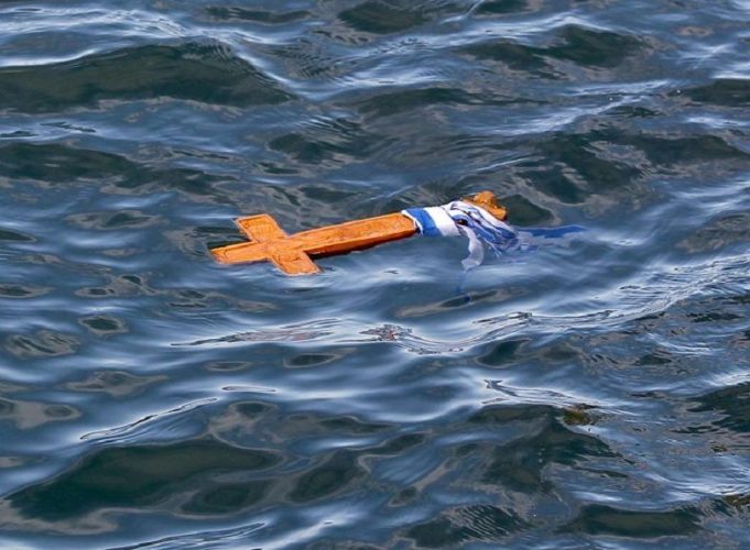 Πρόστιμα στον μητροπολίτη Αιγιαλείας και Καλαβρύτων και σε δύο κολυμβητές για παραβίαση των μέτρων