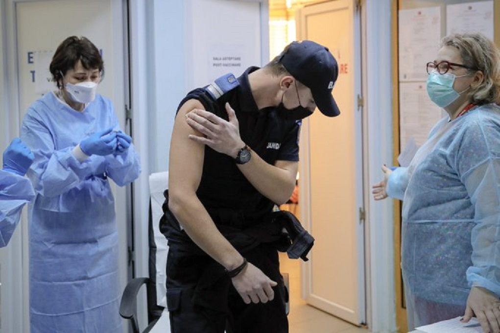 Σερβία-κορονοϊός: Ατέλειωτες ουρές έξω από τα εμβολιαστικά κέντρα