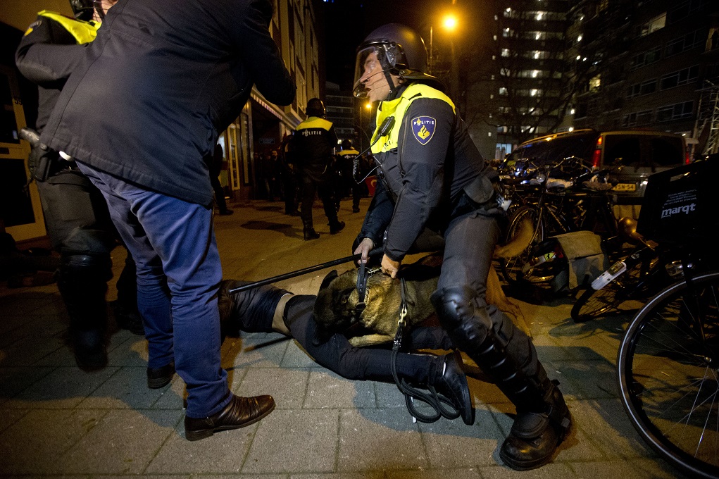 Tρίτη νύχτα ταραχών στην Ολλανδία – Διαμαρτυρίες κατά της απαγόρευσης κυκλοφορίας