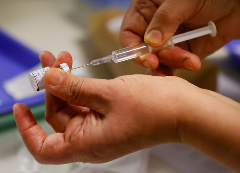 Η Γαλλία επιταχύνει τους εμβολιασμούς κατά της Covid-19